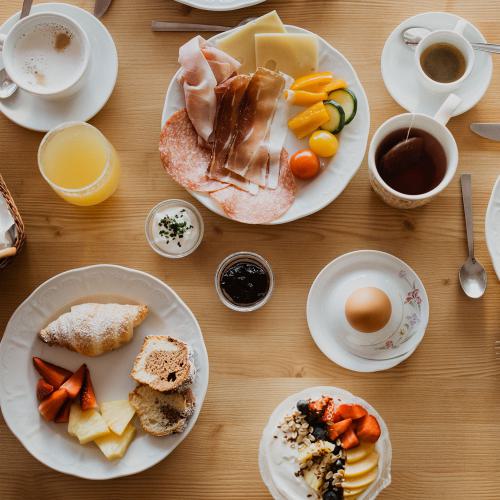 Tavolo della colazione con dolci e salati Tavolo della colazione con dolci e salati