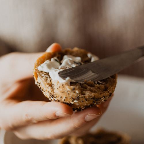 Pane integrale con formaggio fresco Pane integrale con formaggio fresco