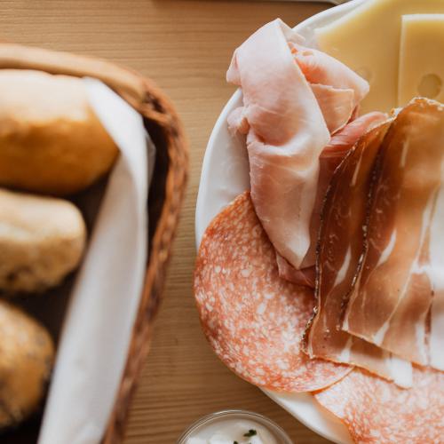 Cestino del pane con formaggio e piatto di salumi Cestino del pane con formaggio e piatto di salumi