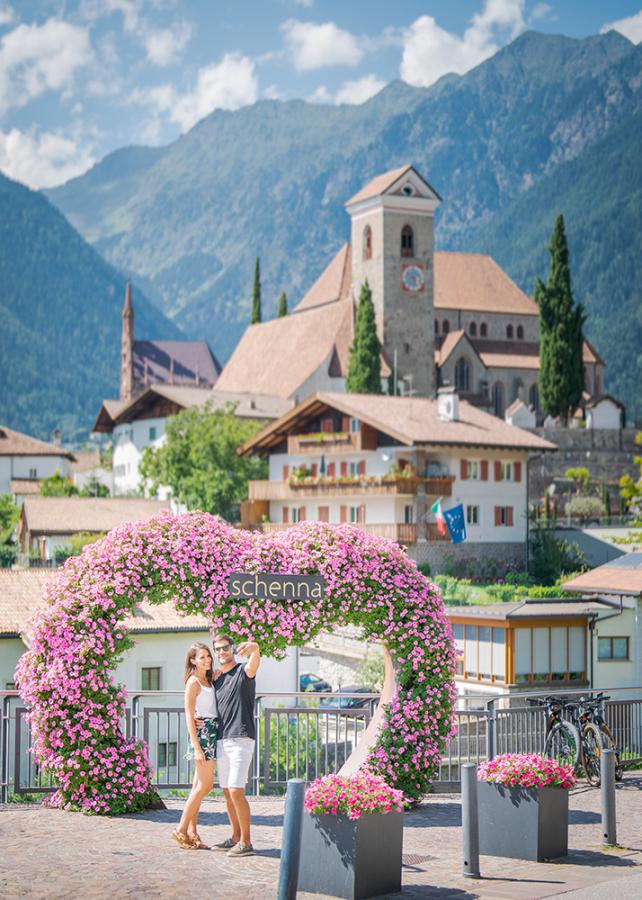 Paar unter dem Blumenherz in Schenna