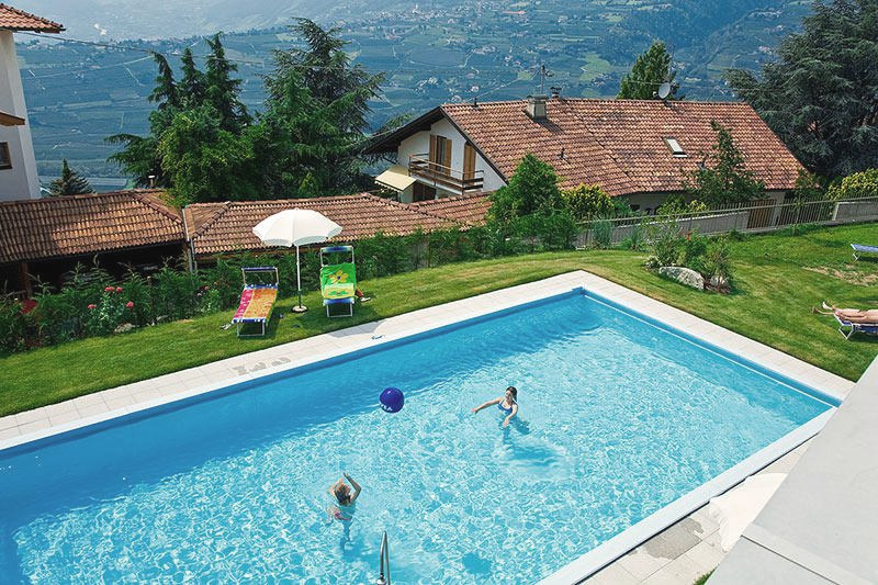 Außenpool mit Liegewiese