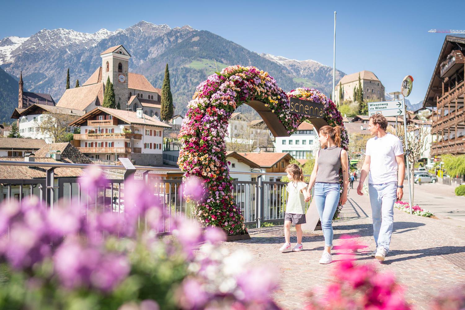 Famiglia davanti al cuore floreale nel paese di Scena