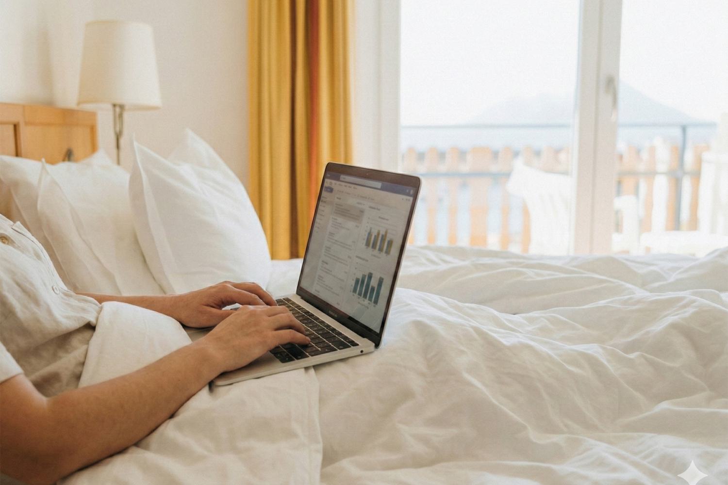 Mit Laptop im Hotelbett arbeiten &ndash; Workation